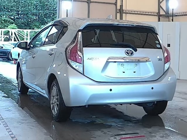 TOYOTA AQUA photo 3
