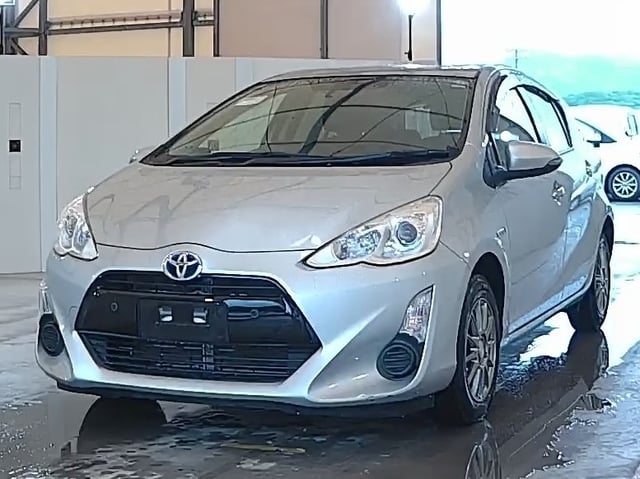 TOYOTA AQUA photo 2