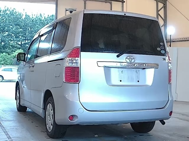 TOYOTA NOAH photo 3