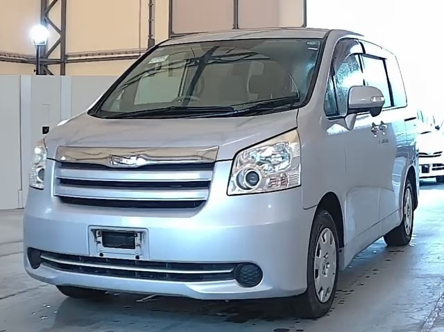 TOYOTA NOAH photo 2