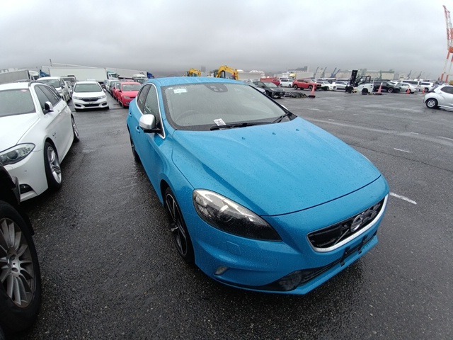 VOLVO V40 2016