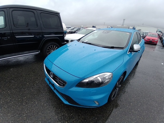 VOLVO V40 photo 2