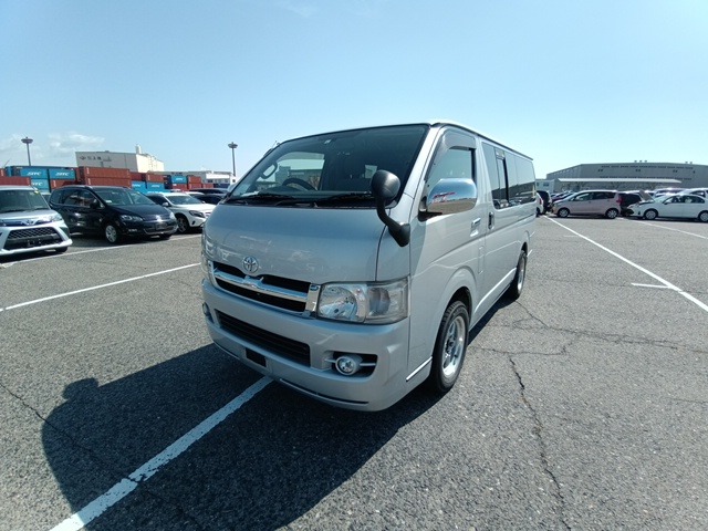 TOYOTA HIACE VAN photo 2