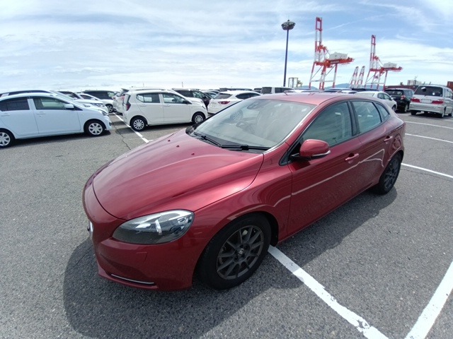 VOLVO V40 photo 2