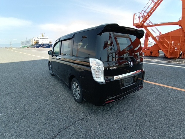HONDA STEPWAGON SPADA photo 3
