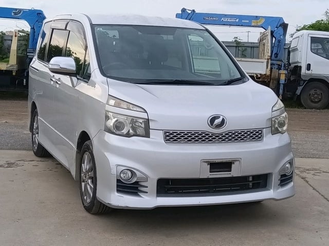 TOYOTA VOXY 2011