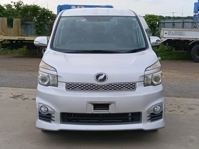 TOYOTA VOXY photo 2