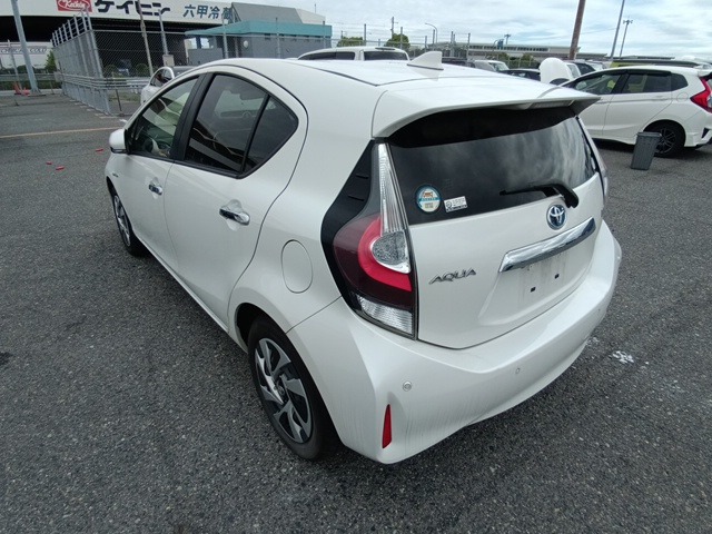 TOYOTA AQUA photo 3
