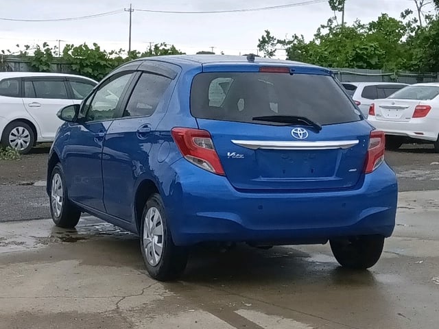 TOYOTA VITZ photo 2