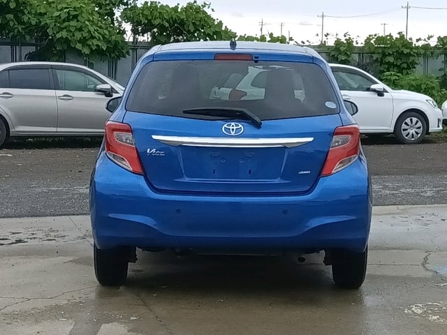 TOYOTA VITZ photo 3