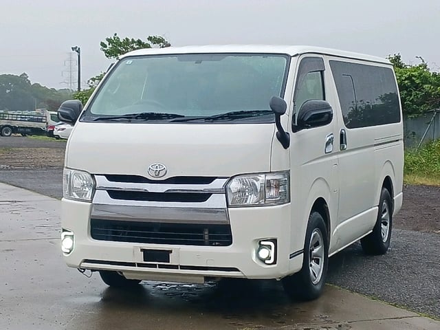 TOYOTA HIACE VAN photo 3
