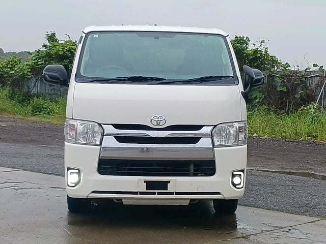 TOYOTA HIACE VAN photo 2