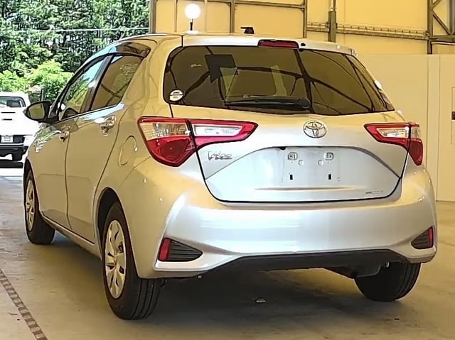 TOYOTA VITZ photo 3