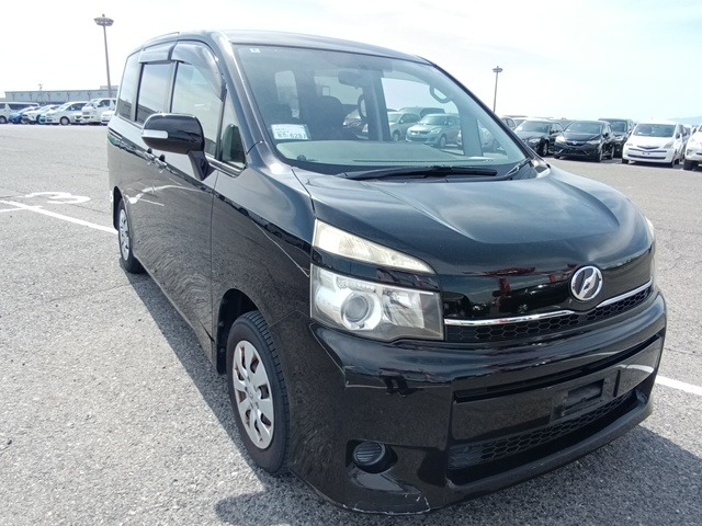 TOYOTA VOXY 2010