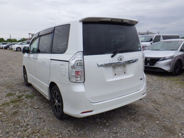 TOYOTA VOXY photo 3