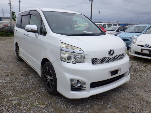 TOYOTA VOXY 2013