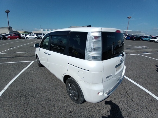 TOYOTA SIENTA photo 3