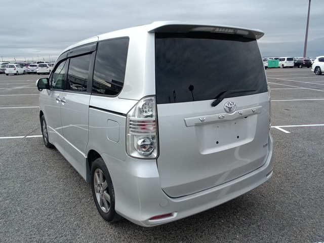 TOYOTA VOXY photo 3