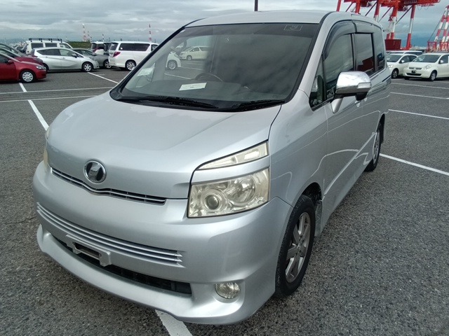 TOYOTA VOXY photo 2