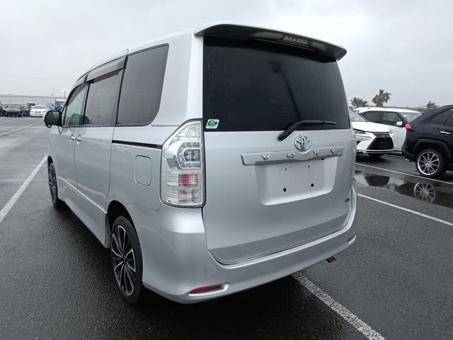 TOYOTA VOXY photo 3