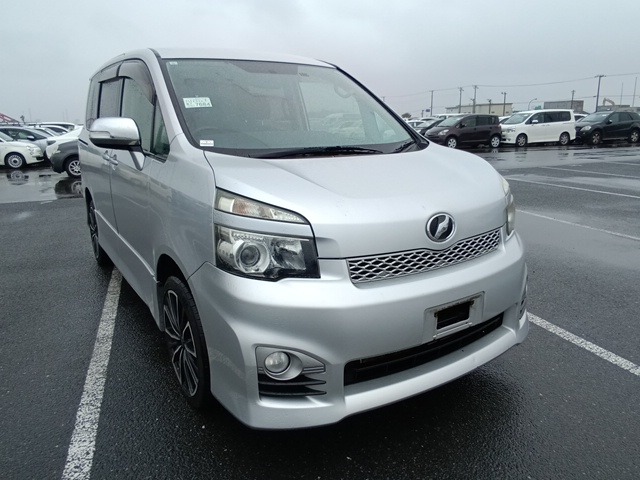 TOYOTA VOXY 2011