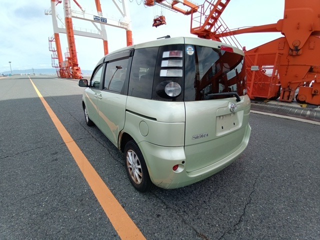 TOYOTA SIENTA photo 3