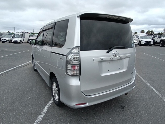 TOYOTA VOXY photo 3