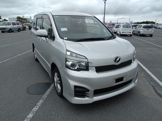 TOYOTA VOXY 2011