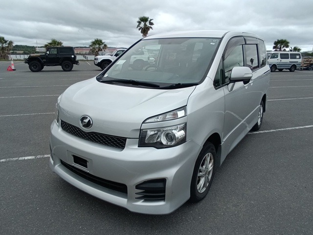 TOYOTA VOXY photo 2