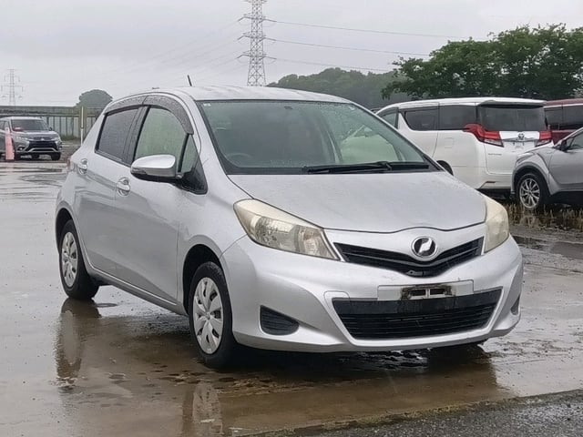 TOYOTA VITZ 2013