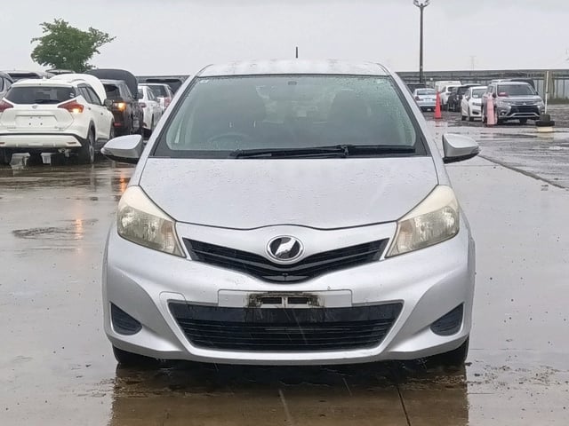 TOYOTA VITZ photo 2