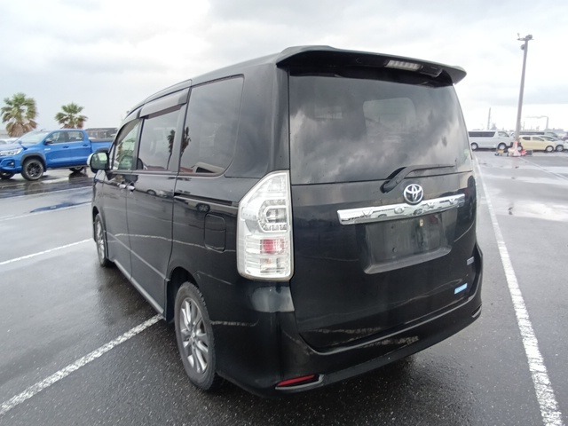 TOYOTA VOXY photo 3