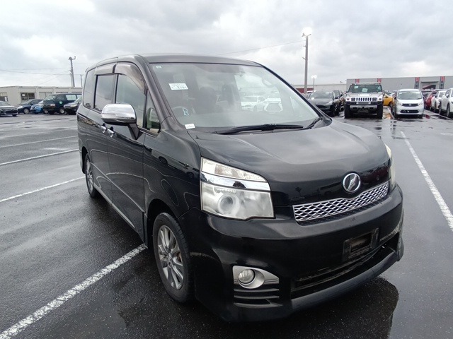 TOYOTA VOXY 2013