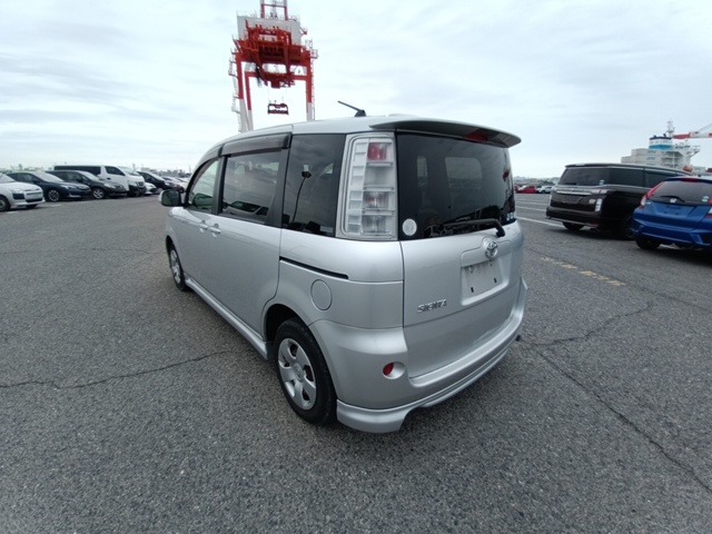 TOYOTA SIENTA photo 3