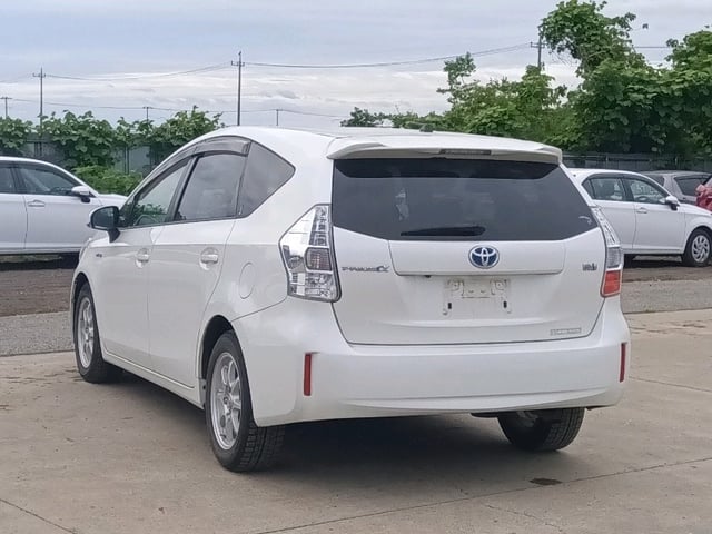 TOYOTA PRIUS ALPHA 2012