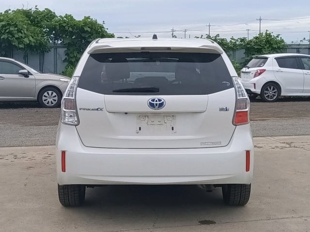 TOYOTA PRIUS ALPHA photo 2