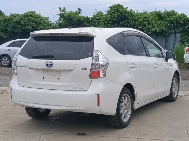 TOYOTA PRIUS ALPHA photo 3