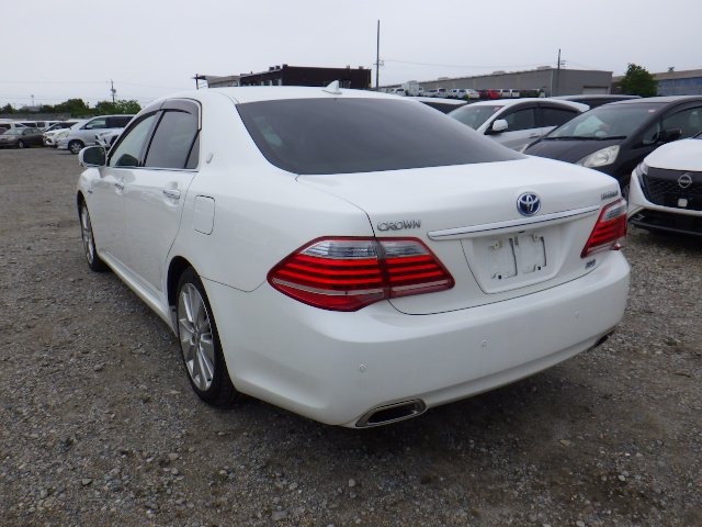 TOYOTA CROWN HYBRID photo 3