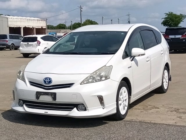 TOYOTA PRIUS ALPHA photo 3