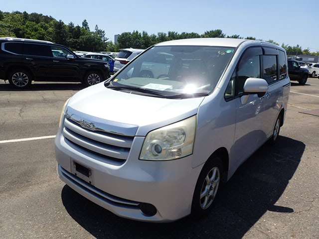 TOYOTA NOAH photo 2