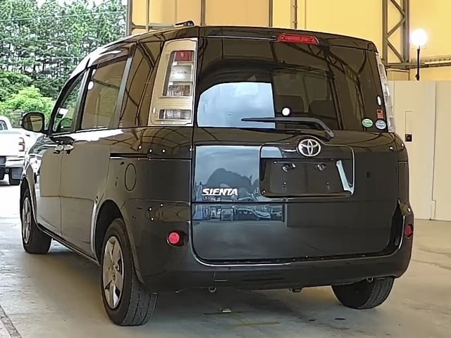 TOYOTA SIENTA photo 3