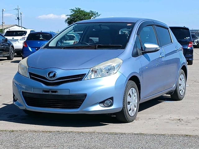 TOYOTA VITZ photo 3