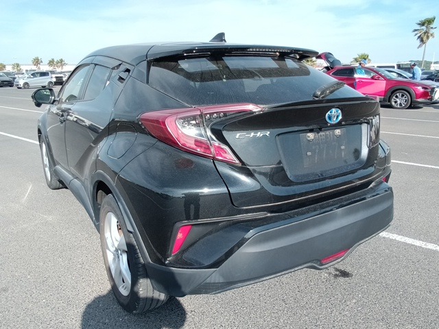 TOYOTA C-HR photo 3