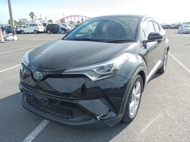 TOYOTA C-HR photo 2