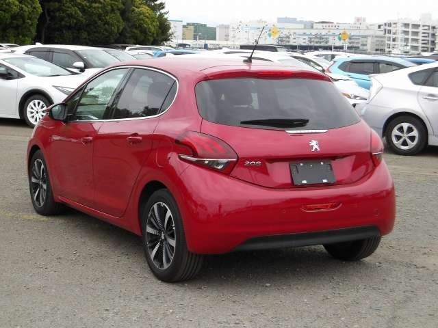 PEUGEOT 208 photo 3