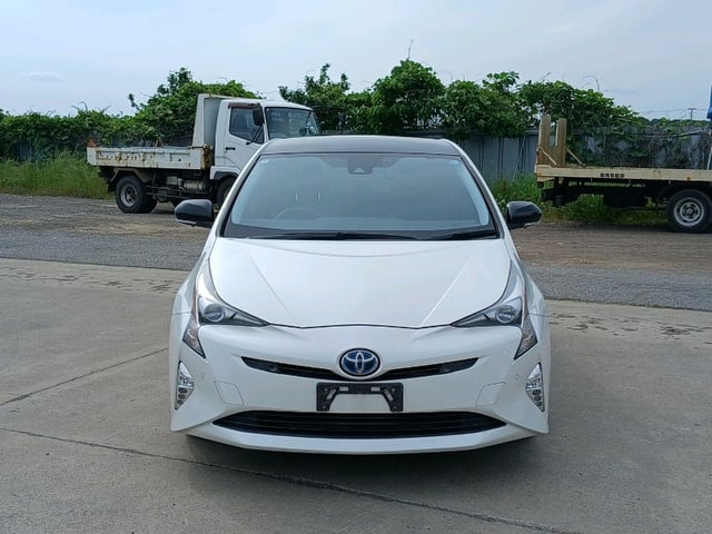 TOYOTA PRIUS photo 2