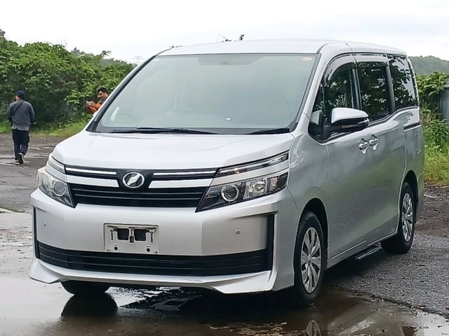 TOYOTA VOXY photo 3