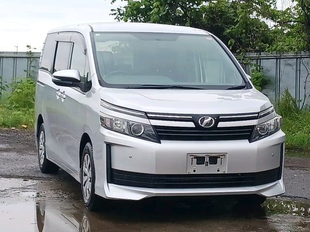 TOYOTA VOXY 2017