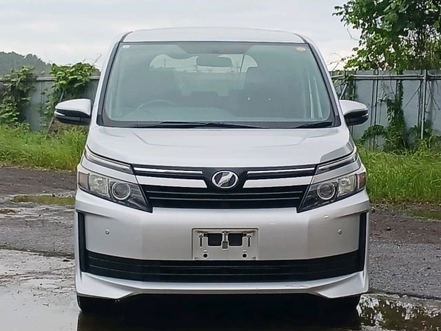 TOYOTA VOXY photo 2