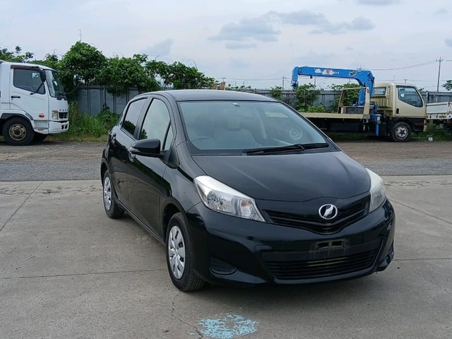 TOYOTA VITZ 2013